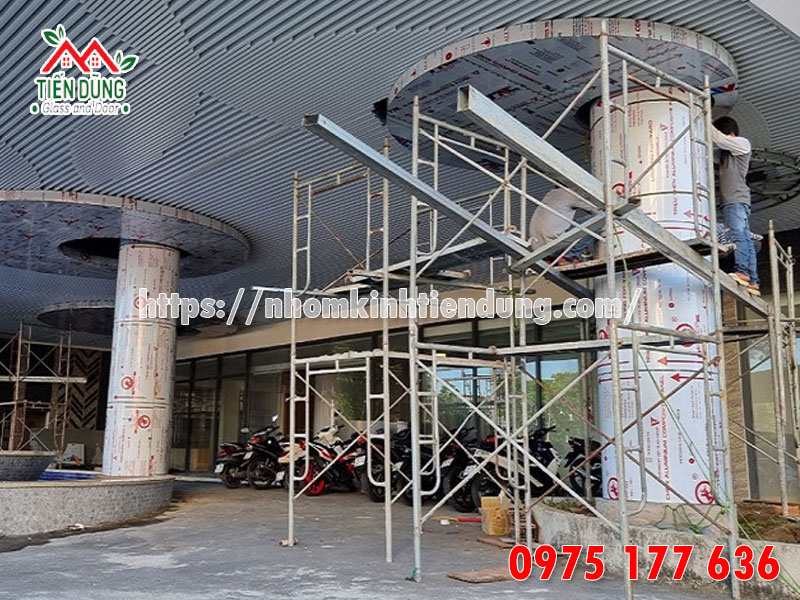 quy trinh thi cong hoan thien mat dung aluminum cua nhom kinh tien dung