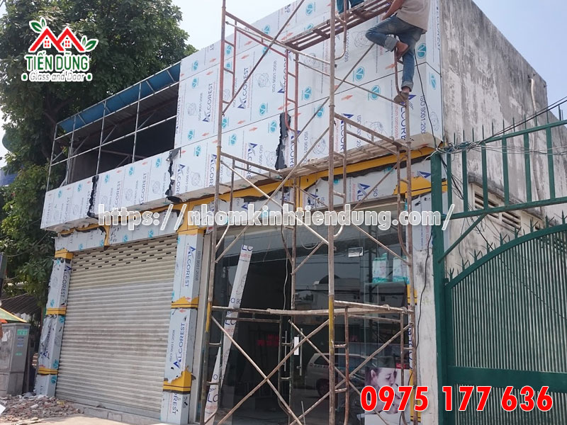 loi ich khi thi cong mat dung alu tai quan 9