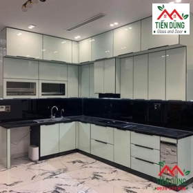 TỦ BẾP NHÔM KÍNH VÂN GỖ 9