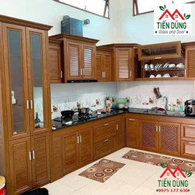 TỦ BẾP NHÔM KÍNH VÂN GỖ 13