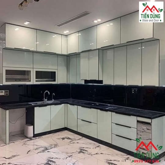 TỦ BẾP NHÔM KÍNH VÂN GỖ 14