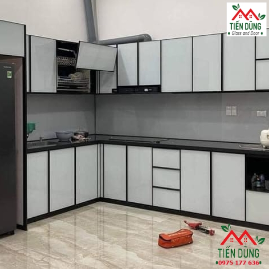 TỦ BẾP NHÔM KÍNH VÂN GỖ 12