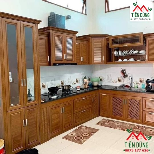 TỦ BẾP NHÔM KÍNH VÂN GỖ 13
